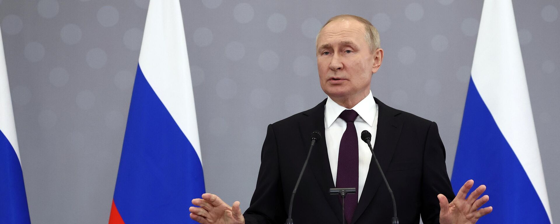 Vladimir Putin, presidente da Rússia, fala após reunião dos chefes de Estado da Comunidade dos Estados Independentes (CEI), em 14 de outubro de 2022 - Sputnik Brasil, 1920, 14.10.2022