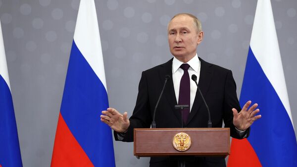 Vladimir Putin, presidente da Rússia, fala após reunião dos chefes de Estado da Comunidade dos Estados Independentes (CEI), em 14 de outubro de 2022 - Sputnik Brasil