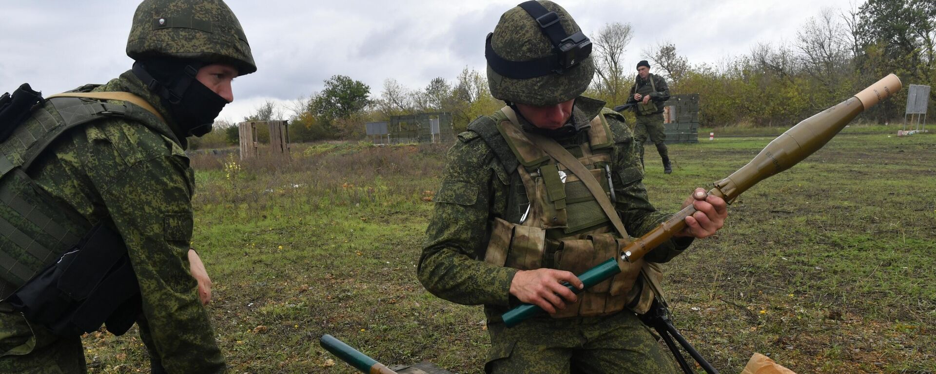 Reservistas russos mobilizados durante uma mobilização parcial passam por treinamento adicional em um campo de treinamento na República Popular de Donetsk 4 de outubro de 2022 - Sputnik Brasil, 1920, 14.10.2022