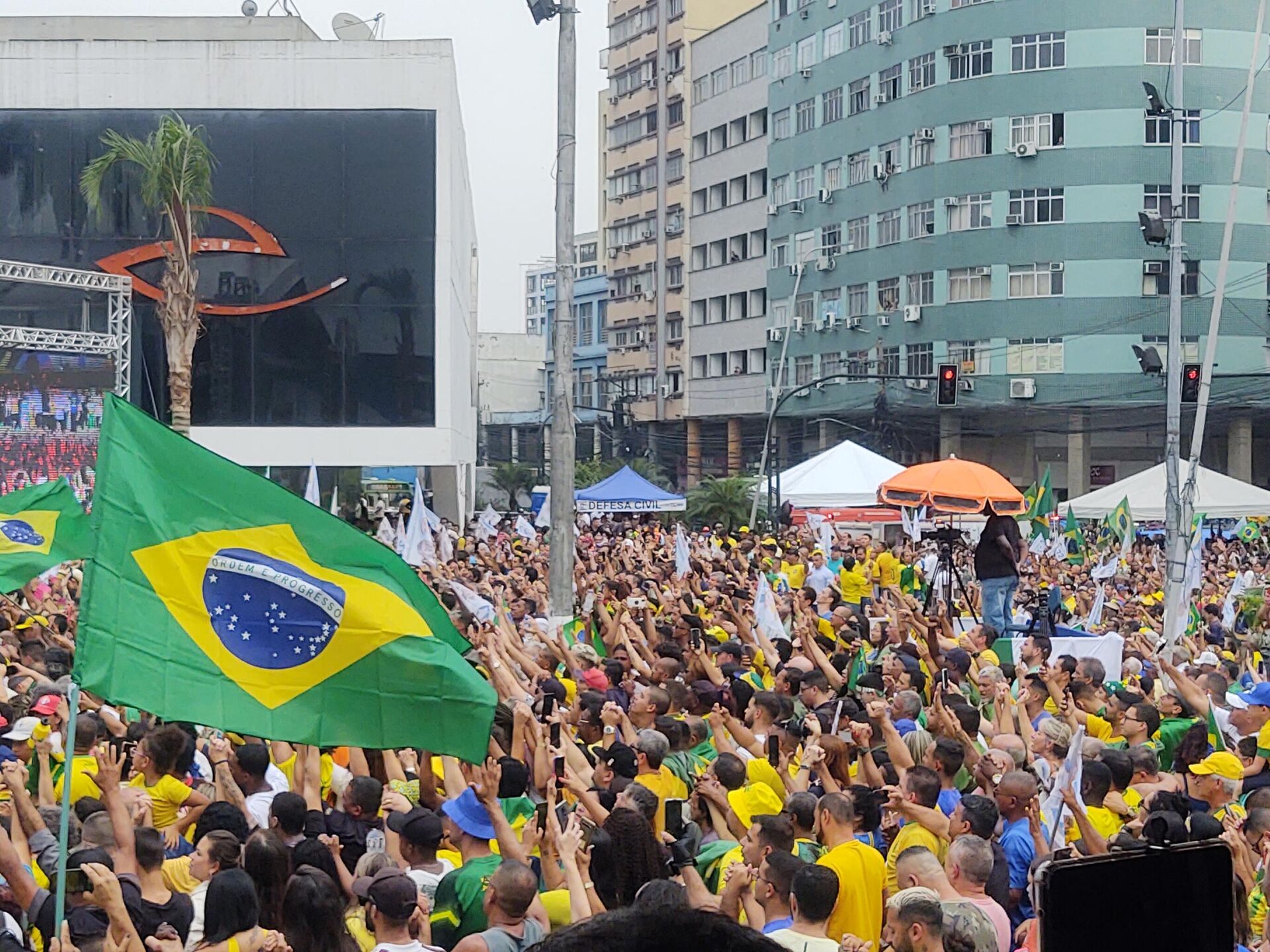 O presidente Jair Bolsonaro (PL) discursa para apoiadores em Duque de Caxias (RJ) ao lado de aliados políticos, em 14 de outubro de 2022 - Sputnik Brasil, 1920, 14.10.2022