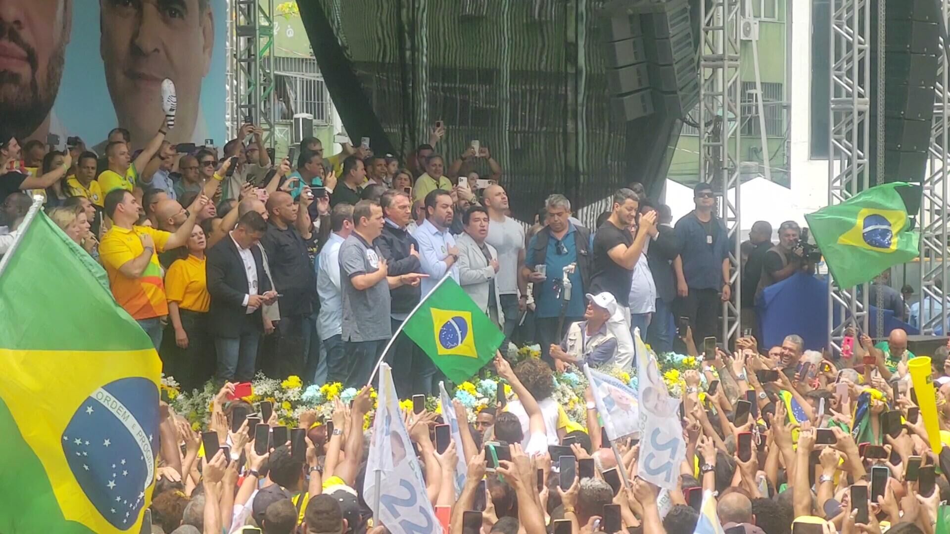 O presidente Jair Bolsonaro (PL) discursa para apoiadores em Duque de Caxias (RJ) ao lado de aliados políticos, em 14 de outubro de 2022 - Sputnik Brasil, 1920, 14.10.2022