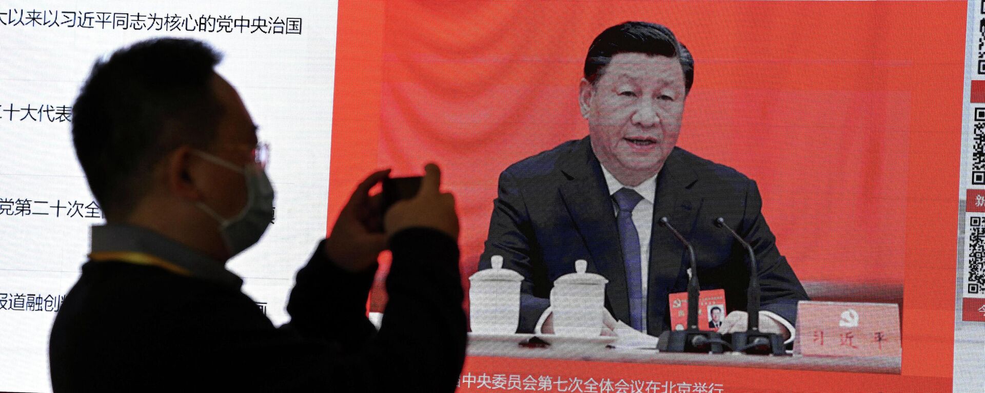 Jornalista tira foto de tela mostrando Xi Jinping, presidente chinês, falando no centro de imprensa, na véspera do começo do 20º Congresso do Partido Comunista do país. Pequim, China, 15 de outubro de 2022 - Sputnik Brasil, 1920, 07.11.2022