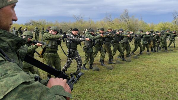 Reservistas russos recrutados durante a mobilização parcial passam por treinamento adicional em campo de treinamento na República Popular de Donetsk (RPD), em 4 de outubro de 2022 (foto de arquivo) - Sputnik Brasil