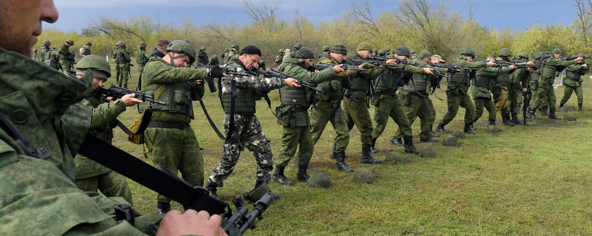 Reservistas russos recrutados durante a mobilização parcial passam por treinamento adicional em campo de treinamento na República Popular de Donetsk (RPD), em 4 de outubro de 2022 (foto de arquivo) - Sputnik Brasil, 1920, 13.01.2023