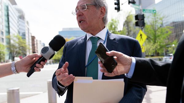 O ministro da Economia do Brasil, Paulo Guedes, conversa com repórteres do lado de fora do prédio do Fundo Monetário Internacional (FMI) durante as Reuniões de Primavera do Banco Mundial/FMI em Washington, 22 de abril de 2022 - Sputnik Brasil
