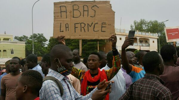 Homem segura cartaz que lê Abaixo a França durante manifestação contra a presença militar francesa no Níger, em Niamey, Níger, 18 de setembro de 2022 - Sputnik Brasil