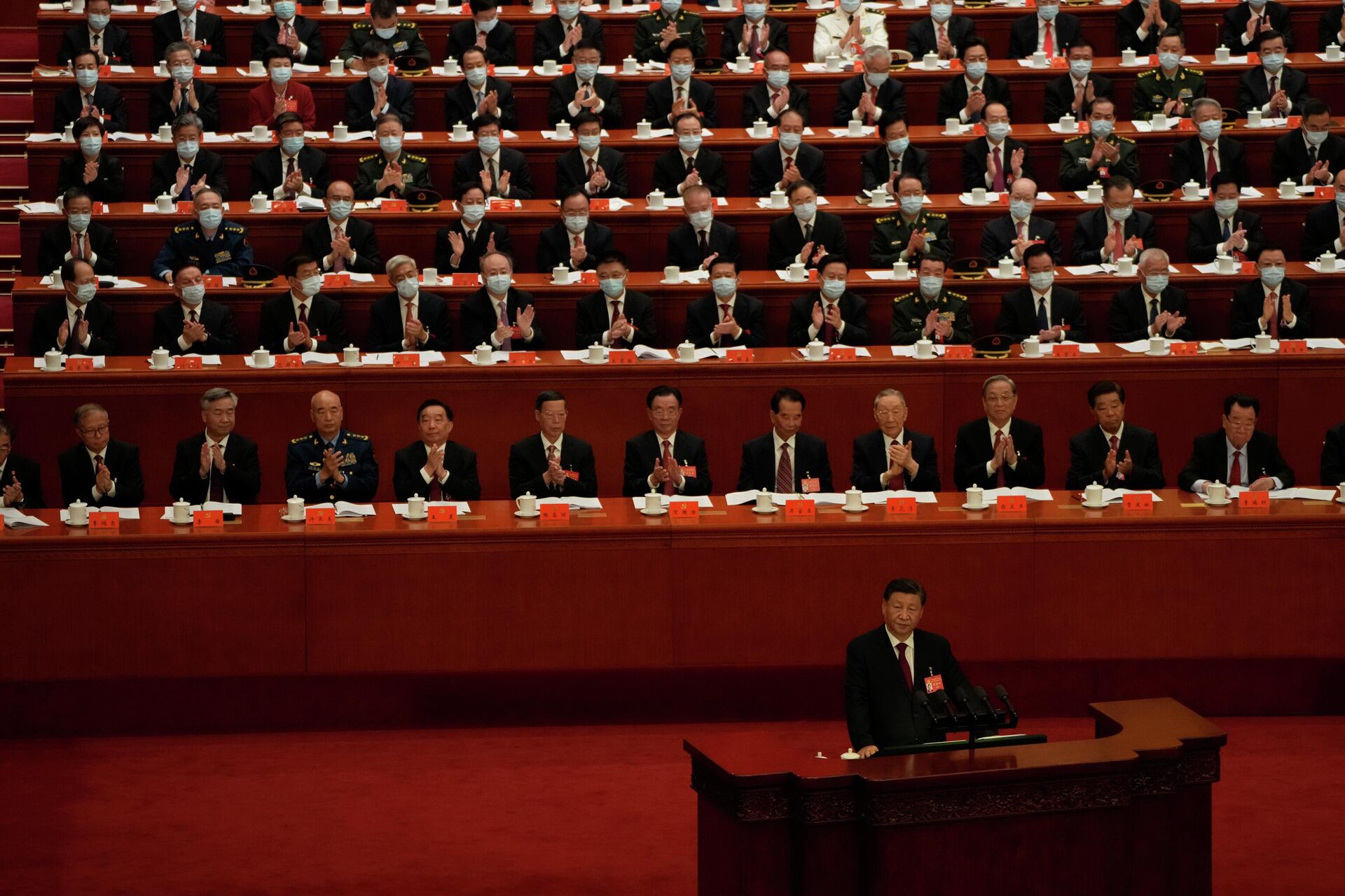Delegados aplaudem discurso do presidente chinês, Xi Jinping, durante a abertura do 20º Congresso Nacional do Partido Comunista da China, em Pequim, 16 de outubro de 2022 - Sputnik Brasil, 1920, 16.10.2022
