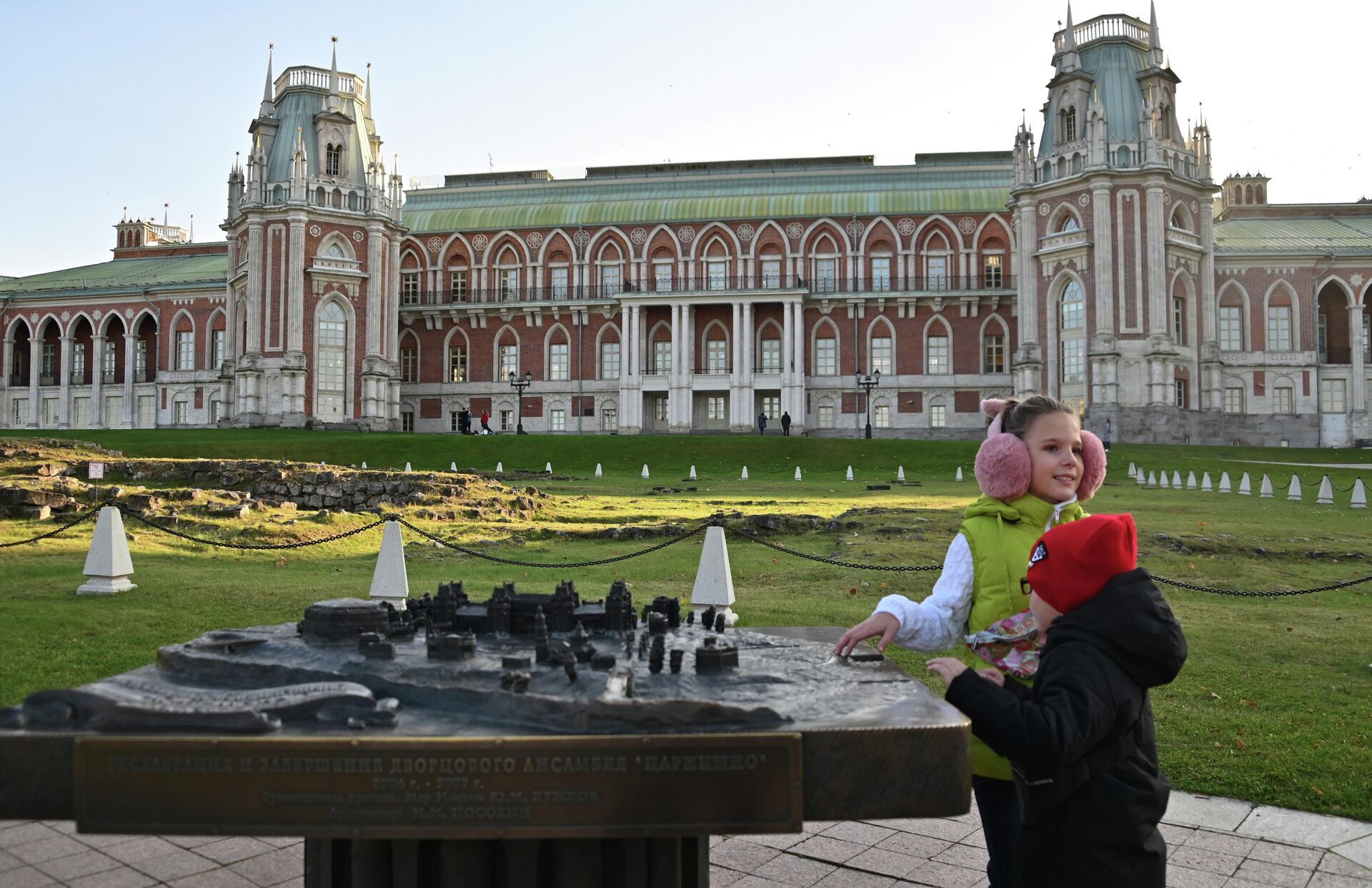 Crianças visitam a residência de verão da imperatriz russa Catarina II, no Museu-Parque Tsaritsyno, em Moscou (foto de arquivo) - Sputnik Brasil, 1920, 16.10.2022