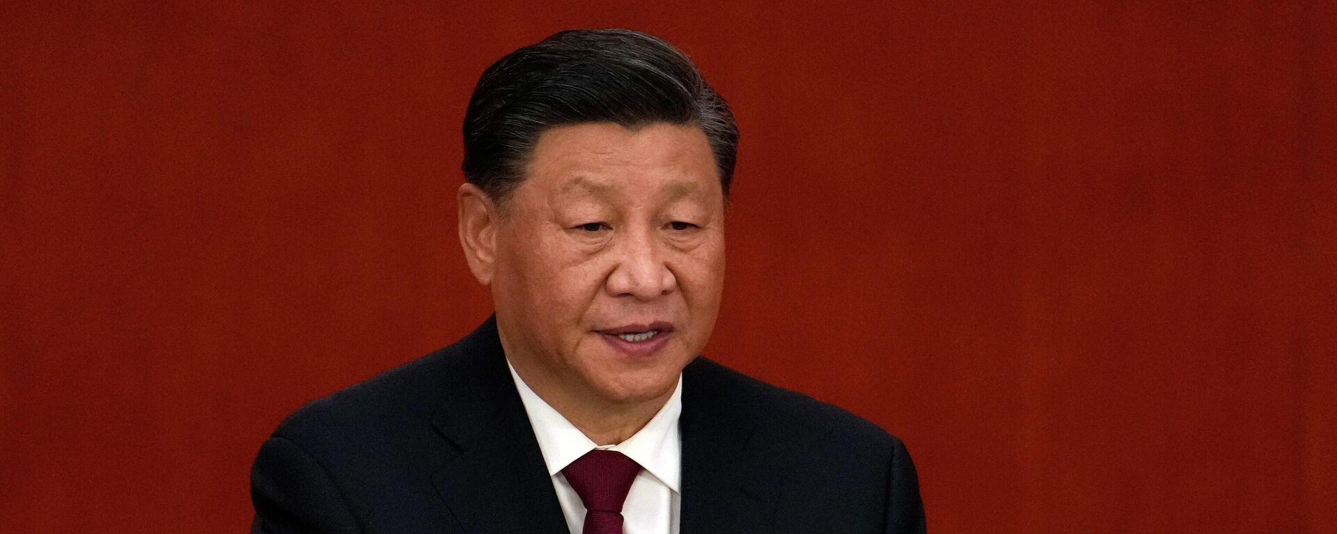 O presidente chinês Xi Jinping faz um discurso durante a cerimônia de abertura do 20º Congresso Nacional do Partido Comunista da China - Sputnik Brasil, 1920, 07.12.2022