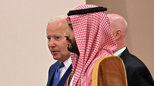 O presidente dos EUA Joe Biden (fundo) e o príncipe herdeiro saudita Mohammed bin Salman (frente) chegam para a foto de família durante a Cúpula de Segurança e Desenvolvimento de Jeddah (GCC+3) em um hotel na cidade costeira de Jeddah, na Arábia Saudita, no mar Vermelho, 16 de julho de 2022 - Sputnik Brasil