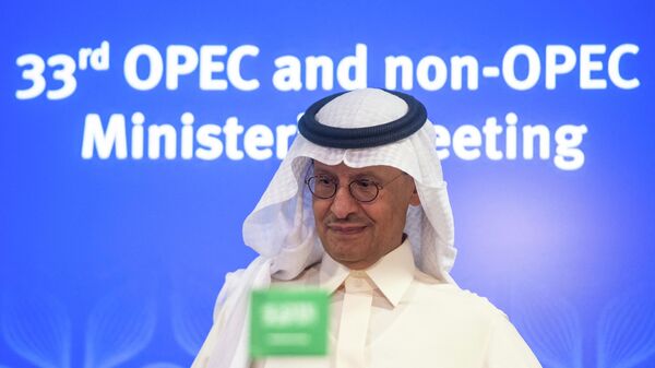Abdulaziz bin Salman, ministro da Energia da Arábia Saudita, durante coletiva de imprensa após a 45ª Reunião Ministerial Conjunta de Monitoramento e a 33ª Reunião Ministerial da OPEP e não-membros da OPEP em Viena, Áustria, 5 de outubro de 2022 - Sputnik Brasil