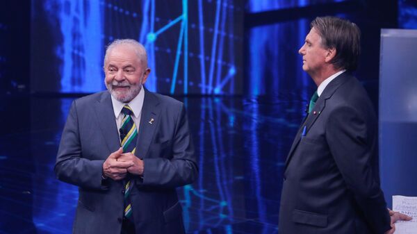 Luiz Inácio Lula da Silva (PT) e Jair Bolsonaro (PL) participam do debate presidencial promovido pela TV Bandeirantes. São Paulo, 16 de outubro de 2022 - Sputnik Brasil