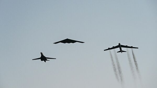 Da esquerda à direita, bombardeiros estratégicos B-1B Lancer, B-2 Spirit e B-52H Stratofortress dos EUA, voando sobre o Estádio Raymond James em Tampa, Flórida, EUA, 7 de fevereiro de 2021 - Sputnik Brasil