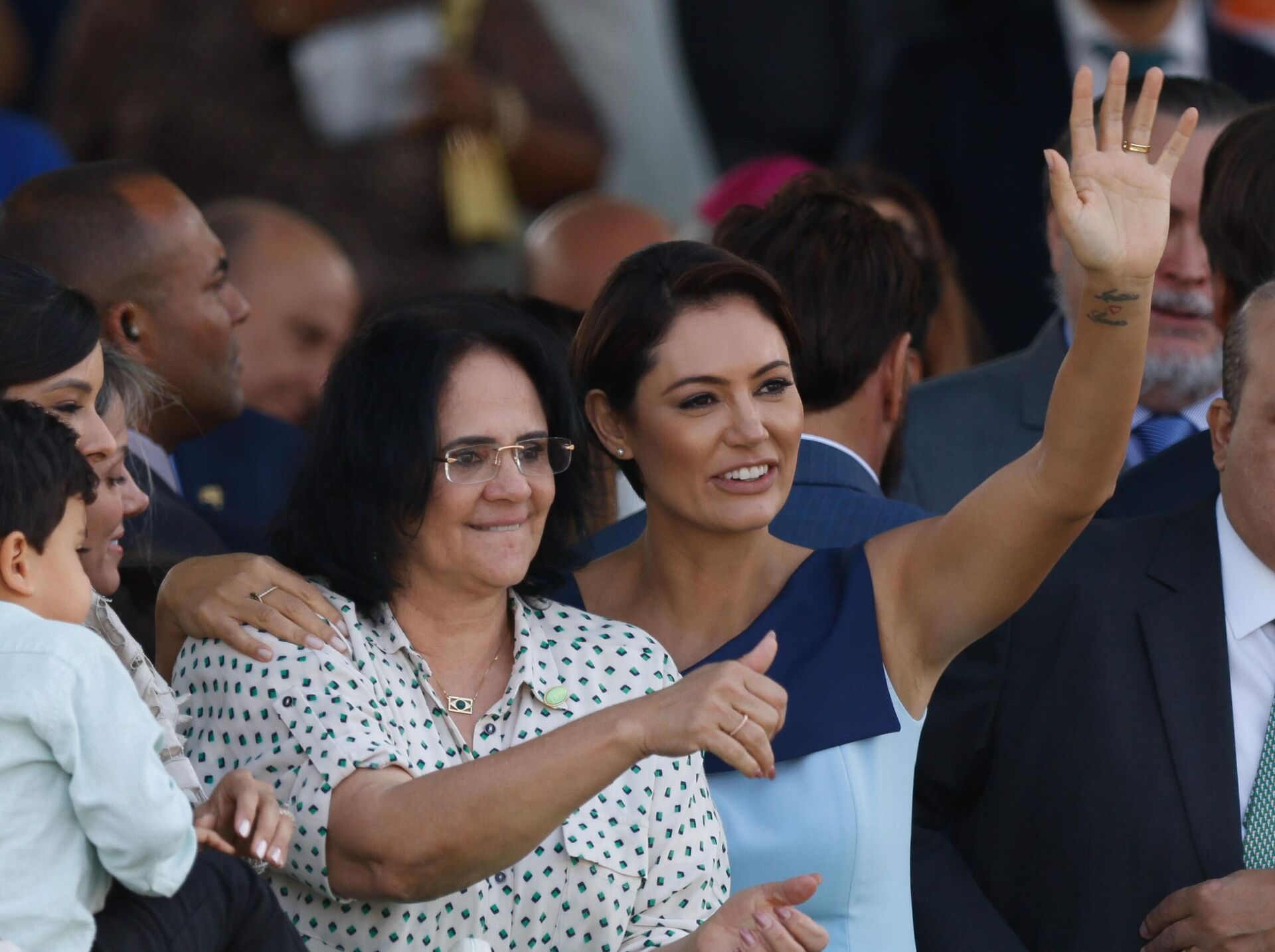 A ex-ministra Damares Alves e Michelle Bolsonaro durante o desfile de 7 de setembro de 2022 - Sputnik Brasil, 1920, 09.03.2023