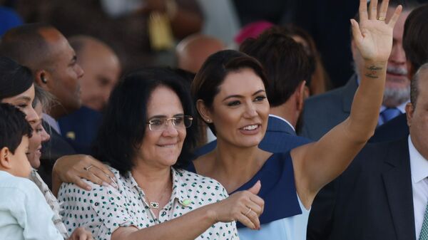 A ex-ministra Damares Alves e Michelle Bolsonaro durante o desfile de 7 de setembro de 2022 - Sputnik Brasil