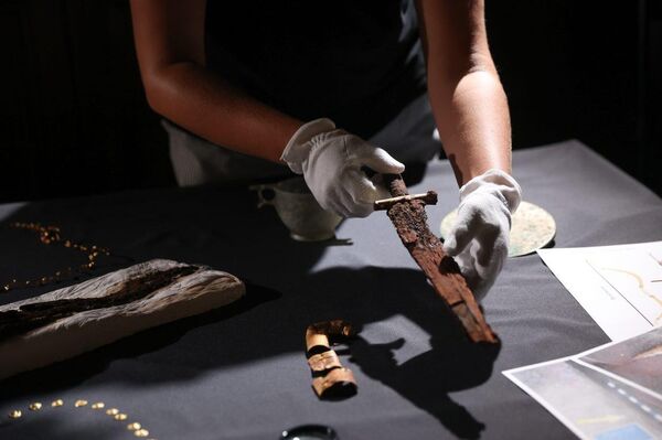 Artefatos descobertos durante a expedição arqueológica na península de Taman - Sputnik Brasil