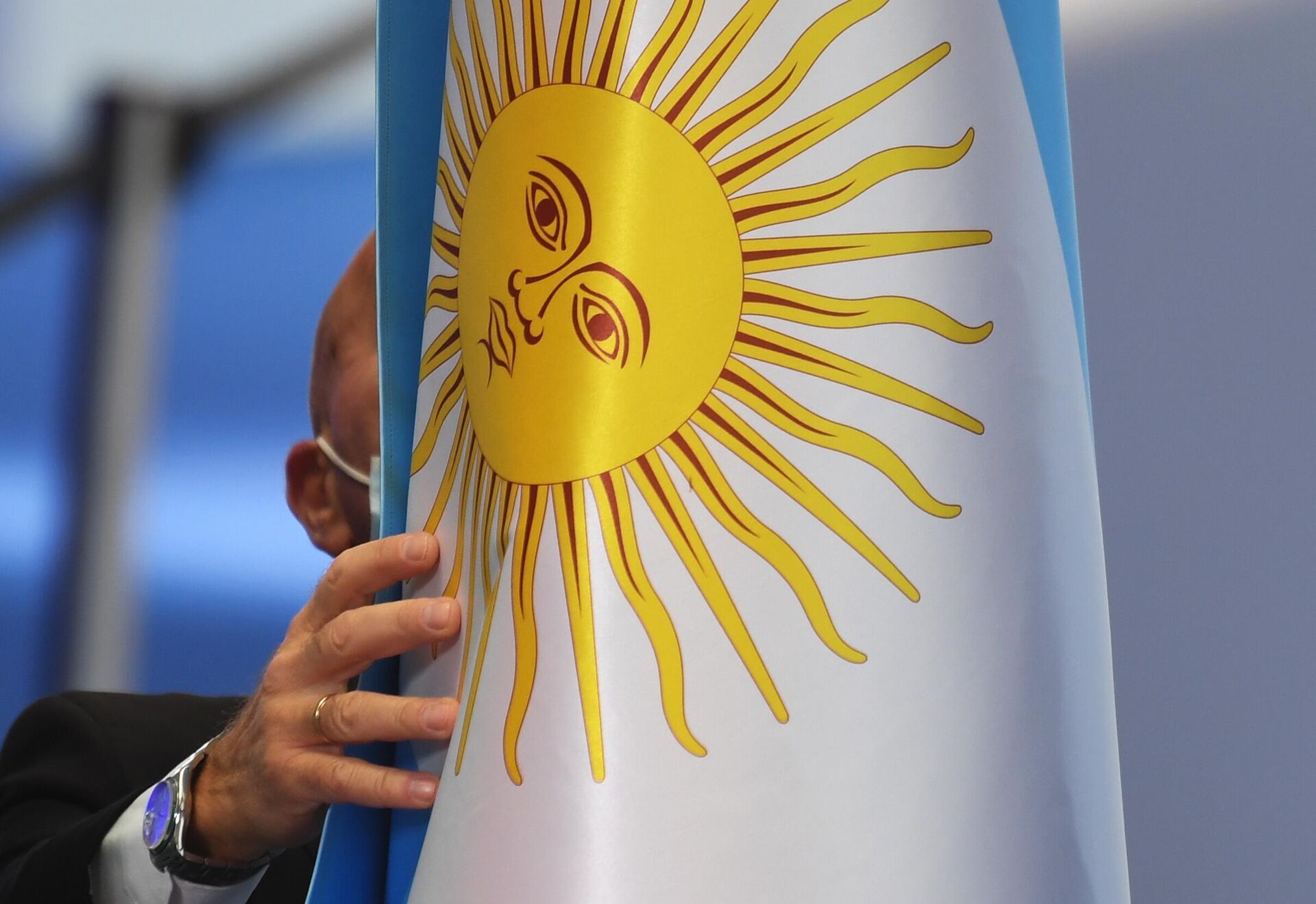 Um funcionário levanta a bandeira da Argentina durante a preparação para a cúpula do G20 em Roma, Itália (foto de arquivo) - Sputnik Brasil, 1920, 15.12.2022
