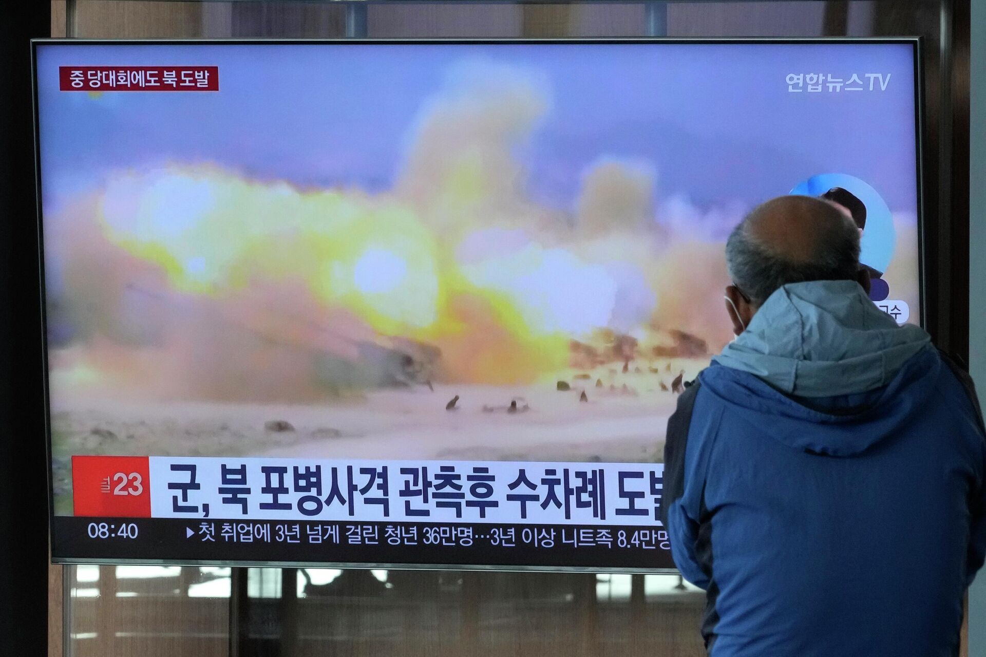 Tela de TV mostra imagem de arquivo de exercício militar da Coreia do Norte durante programa de notícias, na Estação Ferroviária de Seul, na Coreia do Sul, em 19 de outubro de 2022 - Sputnik Brasil, 1920, 01.12.2022