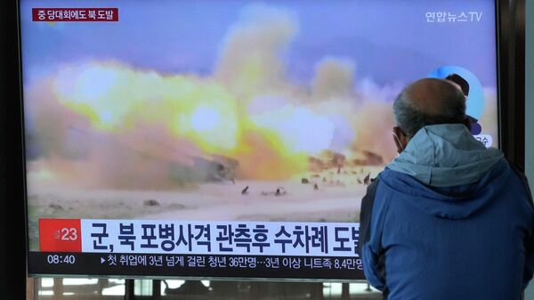 Tela de TV mostra imagem de arquivo de exercício militar da Coreia do Norte durante programa de notícias, na Estação Ferroviária de Seul, na Coreia do Sul, em 19 de outubro de 2022 - Sputnik Brasil