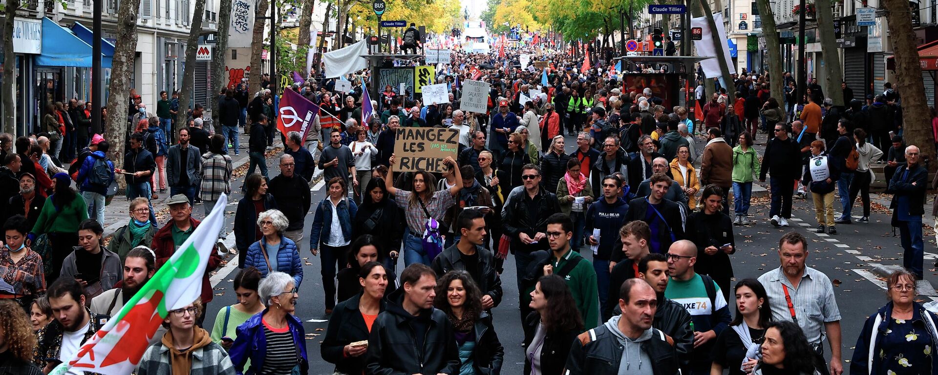 Pessoas se reúnem para uma marcha contra o alto custo de vida e a inação climática em Paris, França, 16 de outubro de 2022 - Sputnik Brasil, 1920, 19.10.2022