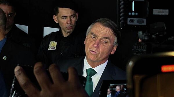 O presidente brasileiro, Jair Bolsonaro (PL), concede entrevista após debate presidencial na Band, em São Paulo, em 16 de outubro de 2022 (foto de arquivo) - Sputnik Brasil