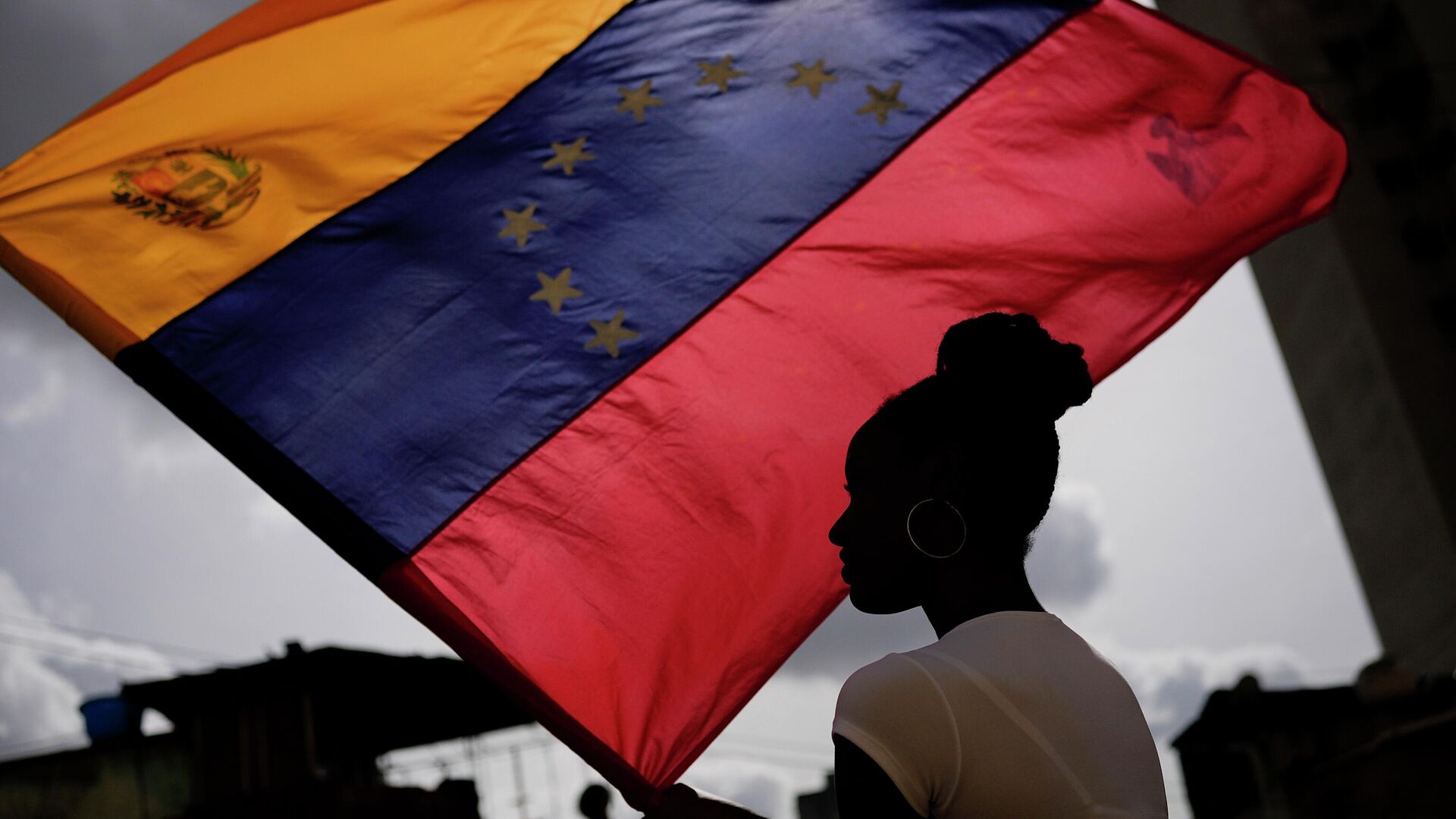 Mulher segura bandeira venezuelana durante a festa de São João Batista, no bairro de San Agustín. Caracas, 24 de junho de 2022 - Sputnik Brasil, 1920, 30.01.2024