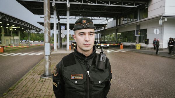 Guarda fronteiriço em ponto fronteiriço de Vaalimas, Finlândia, na fronteira com a Rússia, 29 de setembro de 2022 - Sputnik Brasil