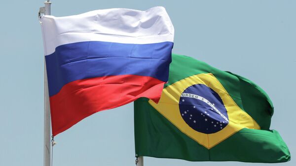 Bandeiras nacionais da Rússia e do Brasil tremulam no aeroporto de Brasília durante cerimônia de boas-vindas ao presidente da Rússia, Vladimir Putin (foto de arquivo) - Sputnik Brasil