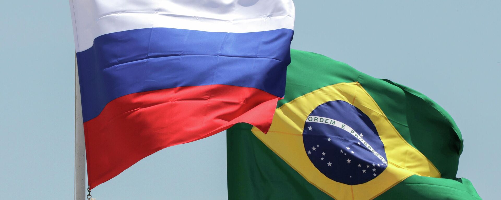 Bandeiras nacionais da Rússia e do Brasil tremulam no aeroporto de Brasília durante cerimônia de boas-vindas ao presidente da Rússia, Vladimir Putin (foto de arquivo) - Sputnik Brasil, 1920, 10.01.2024