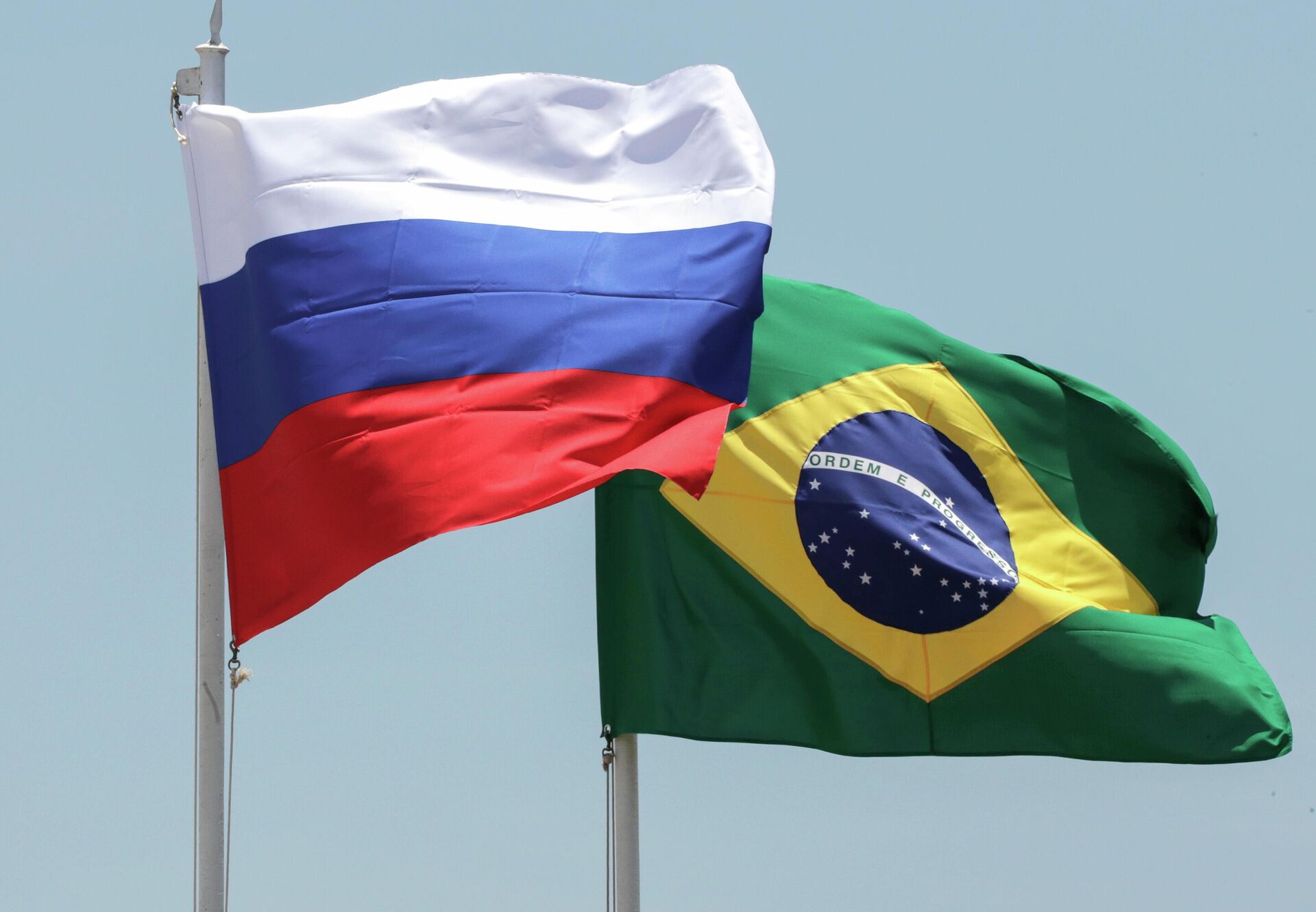 Bandeiras nacionais da Rússia e do Brasil tremulam no aeroporto de Brasília durante cerimônia de boas-vindas ao presidente da Rússia, Vladimir Putin (foto de arquivo) - Sputnik Brasil, 1920, 02.01.2023