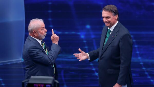 Lula e Bolsonaro travam embate durante o debate do 2º turno das eleições presidenciais em 16 de outubro de 2022 - Sputnik Brasil