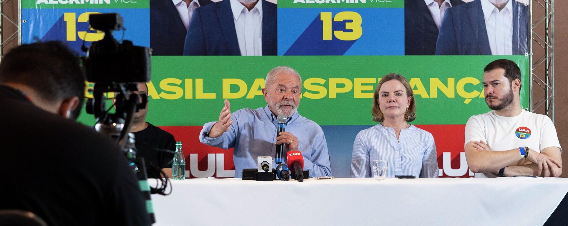 O ex-presidente Luiz Inácio Lula da Silva (PT) participa de coletiva de imprensa no Rio de Janeiro ao lado da presidente do PT, Gleisi Hoffmann, no dia 20 de outubro de 2022 - Sputnik Brasil, 1920, 20.10.2022