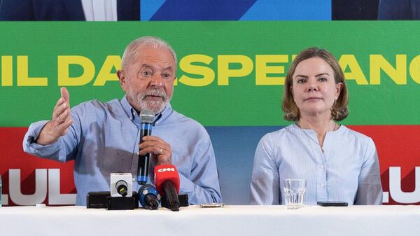 O ex-presidente Luiz Inácio Lula da Silva (PT) participa de coletiva de imprensa no Rio de Janeiro ao lado da presidente do PT, Gleisi Hoffmann, no dia 20 de outubro de 2022 - Sputnik Brasil