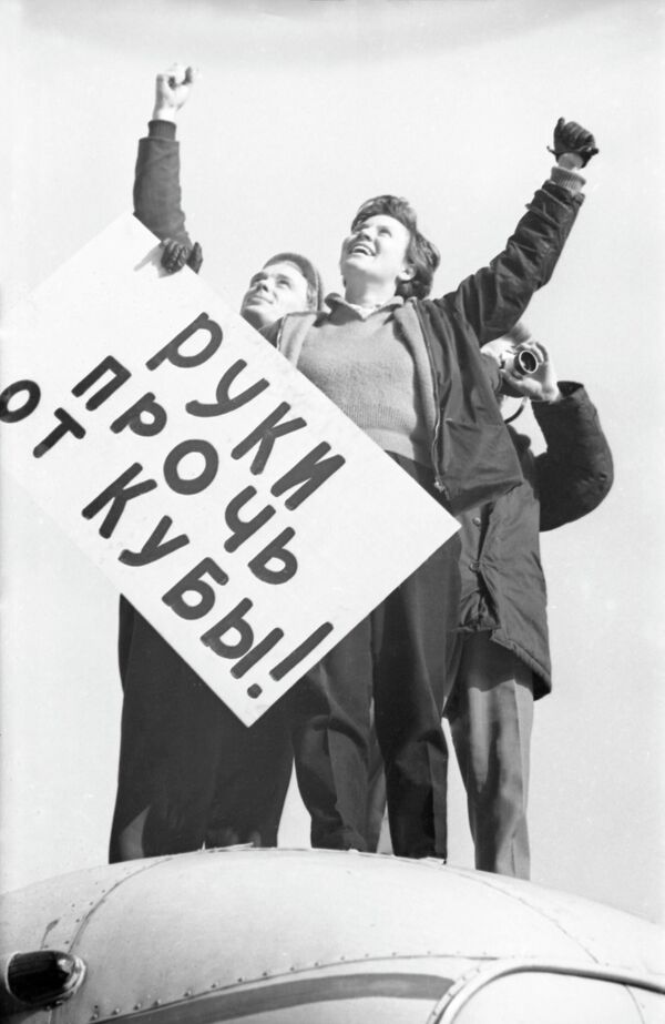 Apesar disso, o líder da União Soviética Nikita Khruschev, declarou que os fornecimentos soviéticos a Cuba, que estava sob sanções americanas havia vários anos, iriam continuar.Na foto: ação de apoio a Cuba perto da embaixada dos EUA em Moscou, 27 de outubro de 1962. - Sputnik Brasil