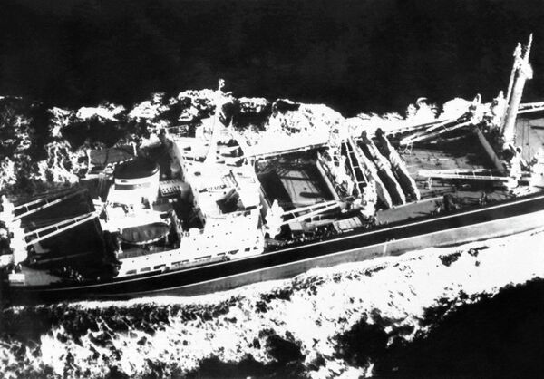 No dia anterior, em 26 de outubro, Khruschev sugeriu a Kennedy chegar a um compromisso e retirar as armas nucleares da Turquia e de Cuba. Em 27 de outubro, o presidente americano discutiu os termos da resolução do conflito com o embaixador soviético e, desde 29 de outubro até o final de novembro, os mísseis americanos foram retirados da Turquia e os mísseis soviéticos de Cuba.Na foto: cargueiro soviético Okhotsk retira mísseis de uma base em Cuba conforme os acordos alcançados, dezembro de 1962. - Sputnik Brasil