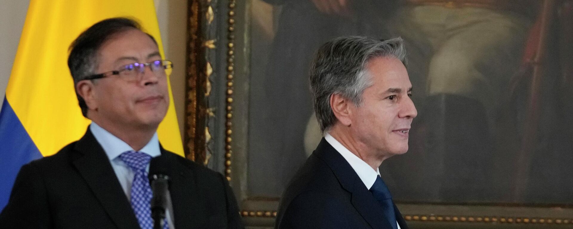 O secretário de Estado Antony J. Blinken, à direita, e o presidente da Colômbia, Gustavo Petro, à esquerda, chegam para uma declaração conjunta no Palácio Presidencial Narino em Bogotá, Colômbia, 3 de outubro de 2022 - Sputnik Brasil, 1920, 21.10.2022