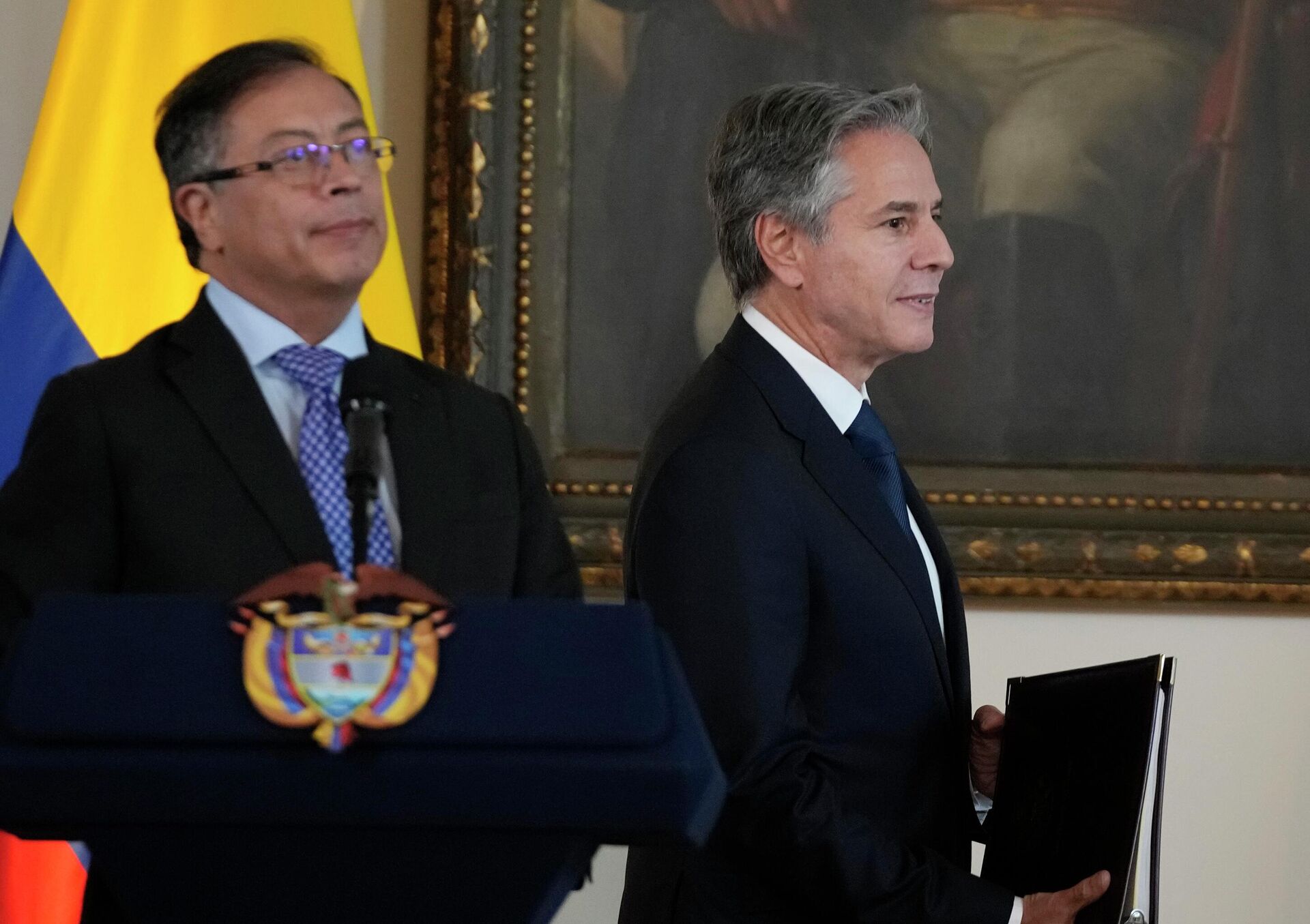 O secretário de Estado Antony J. Blinken, à direita, e o presidente da Colômbia, Gustavo Petro, à esquerda, chegam para uma declaração conjunta no Palácio Presidencial Narino em Bogotá, Colômbia, 3 de outubro de 2022 - Sputnik Brasil, 1920, 27.06.2023