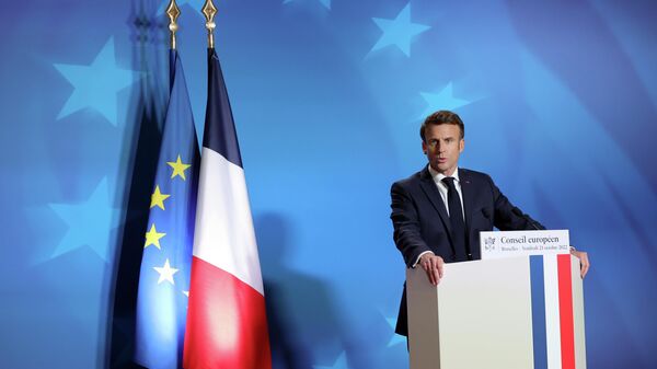 O presidente francês, Emmanuel Macron, fala durante uma entrevista coletiva em uma cúpula da UE em Bruxelas, 21 de outubro de 2022 - Sputnik Brasil
