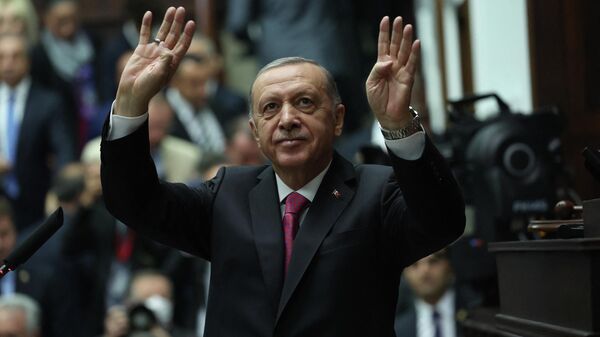 Recep Tayyip Erdogan, presidente turco e líder do Partido da Justiça e Desenvolvimento (AKP, na sigla em turco), durante reunião do partido na Grande Assembleia Nacional Turca em Ancara, Turquia, 19 de outubro de 2022 - Sputnik Brasil