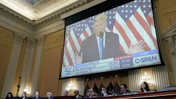 Um vídeo do então presidente Donald Trump falando é exibido enquanto o comitê seleto da Câmara que investiga o ataque de 6 de janeiro ao Capitólio dos EUA realiza uma audiência no Capitólio em Washington,13 de outubro de 2022 - Sputnik Brasil