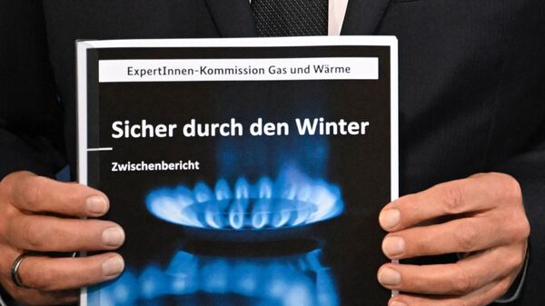 Olaf Scholz, chanceler alemão, posa para foto com o relatório provisório de Segurança pelo inverno europeu da Comissão Independente de Especialistas em Gás e Calor, em Berlim, Alemanha, 10 de outubro de 2022 - Sputnik Brasil