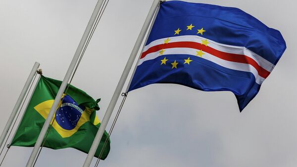 Bandeiras de Brasil e Cabo Verde durante viagem oficial do então presidente brasileiro, Michel Temer, ao país africano. Ilha do Sal, 17 de julho de 2018 - Sputnik Brasil