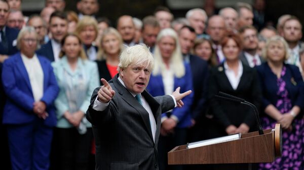 O ex-primeiro-ministro britânico, Boris Johnson, fala do lado de fora da Downing Street em Londres, 6 de setembro de 2022 - Sputnik Brasil