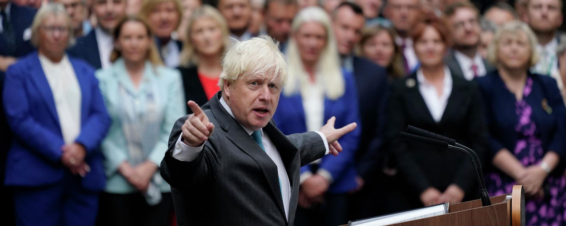 O ex-primeiro-ministro britânico, Boris Johnson, fala do lado de fora da Downing Street em Londres, 6 de setembro de 2022 - Sputnik Brasil, 1920, 26.01.2023