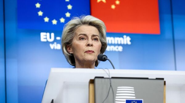 Ursula von der Leyen, presidente da Comissão Europeia, fala durante coletiva de imprensa em cúpula virtual com Xi Jinping, presidente da China (fora da foto) em Bruxelas, Bélgica, 1º de abril de 2022 - Sputnik Brasil
