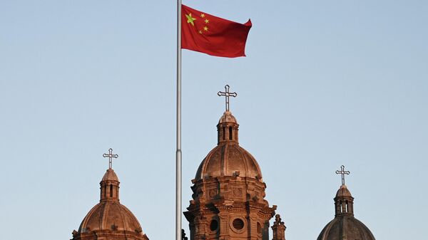 A bandeira nacional chinesa voa em frente à Igreja de São José, também conhecida como Igreja Católica Wangfujing, em Pequim, em 22 de outubro de 2020 - Sputnik Brasil