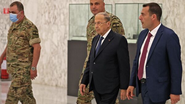 O presidente libanês Michel Aoun (C) chega para a primeira reunião de gabinete no palácio presidencial em Baabda, a leste da capital Beirute, em 13 de setembro de 2021 - Sputnik Brasil