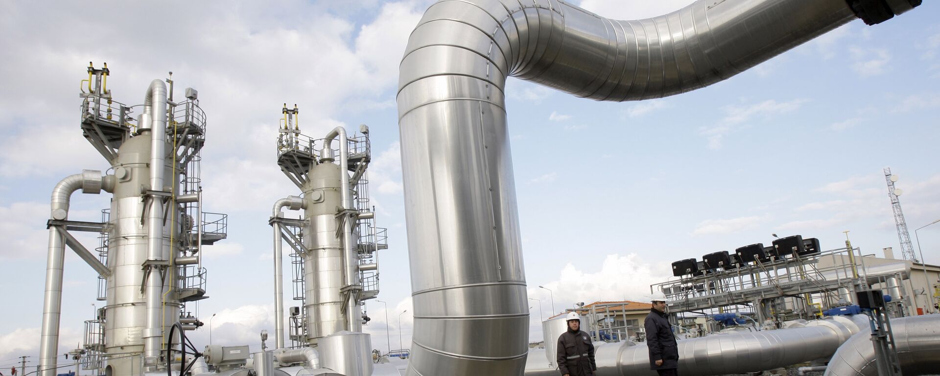 Técnicos turcos caminham na instalação de armazenamento de gás natural de Silivri, perto de Istambul, Turquia, 7 de janeiro de 2009 - Sputnik Brasil, 1920, 05.09.2023