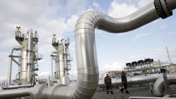 Técnicos turcos caminham na instalação de armazenamento de gás natural de Silivri, perto de Istambul, Turquia, 7 de janeiro de 2009 - Sputnik Brasil