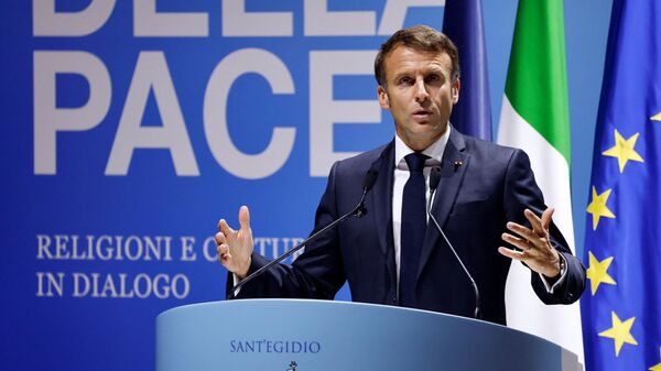 O presidente francês Emmanuel Macron discursa durante a cúpula internacional de paz O Grito pela Paz, organizada pela Comunidade Católica Italiana de Sant'Egidio, em Roma, 23 de outubro de 2022 - Sputnik Brasil